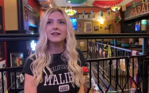 Eva elfie gạ một ccủa quý trai may mắn ở quán bar vào toilet