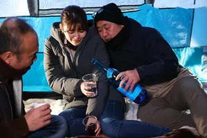 ông xã ngu ngục để vợ yêu đi cắm trại với hàng xóm