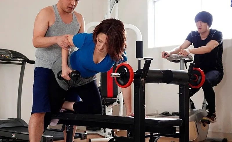 ông chồng phát hiện cô vợ địt nhau với huấn luyện viên thể hình