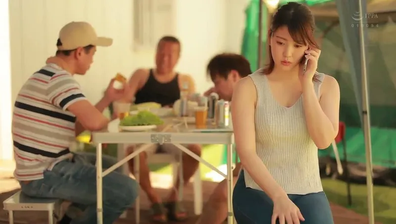 Gã chồng khờ để vợ yêu tham gia sự kiện cắm trại với mấy gã nhà bên và cái kết