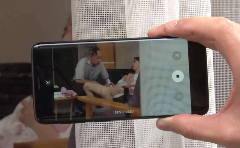 Người tình của con trai gian díu với bố anh xã bị gã sếp khu phố phát hiện